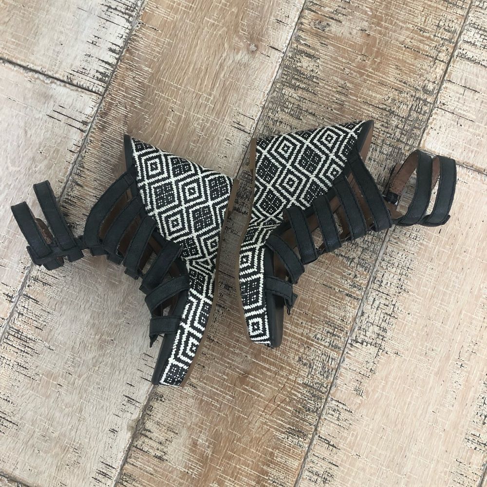 New!!! Lucky Brand black platform sandals. 6.5